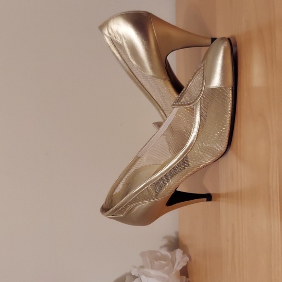 Stuart Weitzman Soft Gold Mesh and Rhinestone Detailed Pumps Size 5.5 - Picture 1 of 16